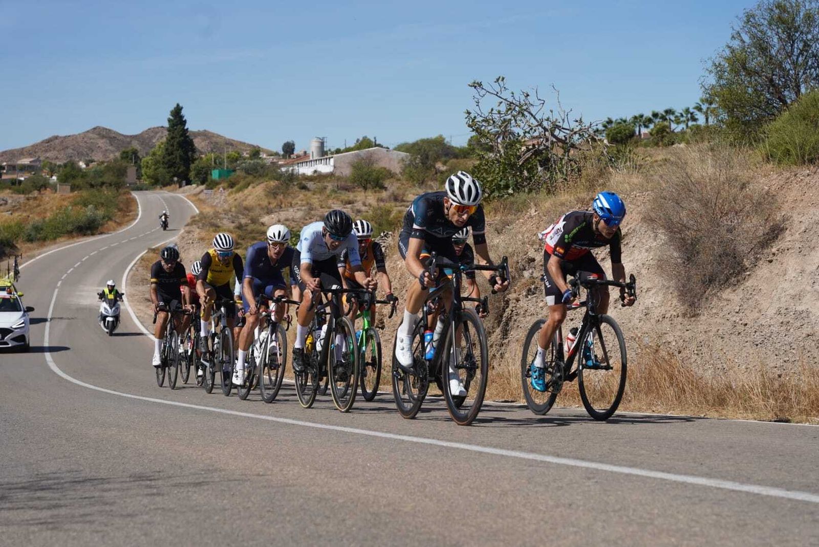 Grupo de ciclistas de la categoría máster 30