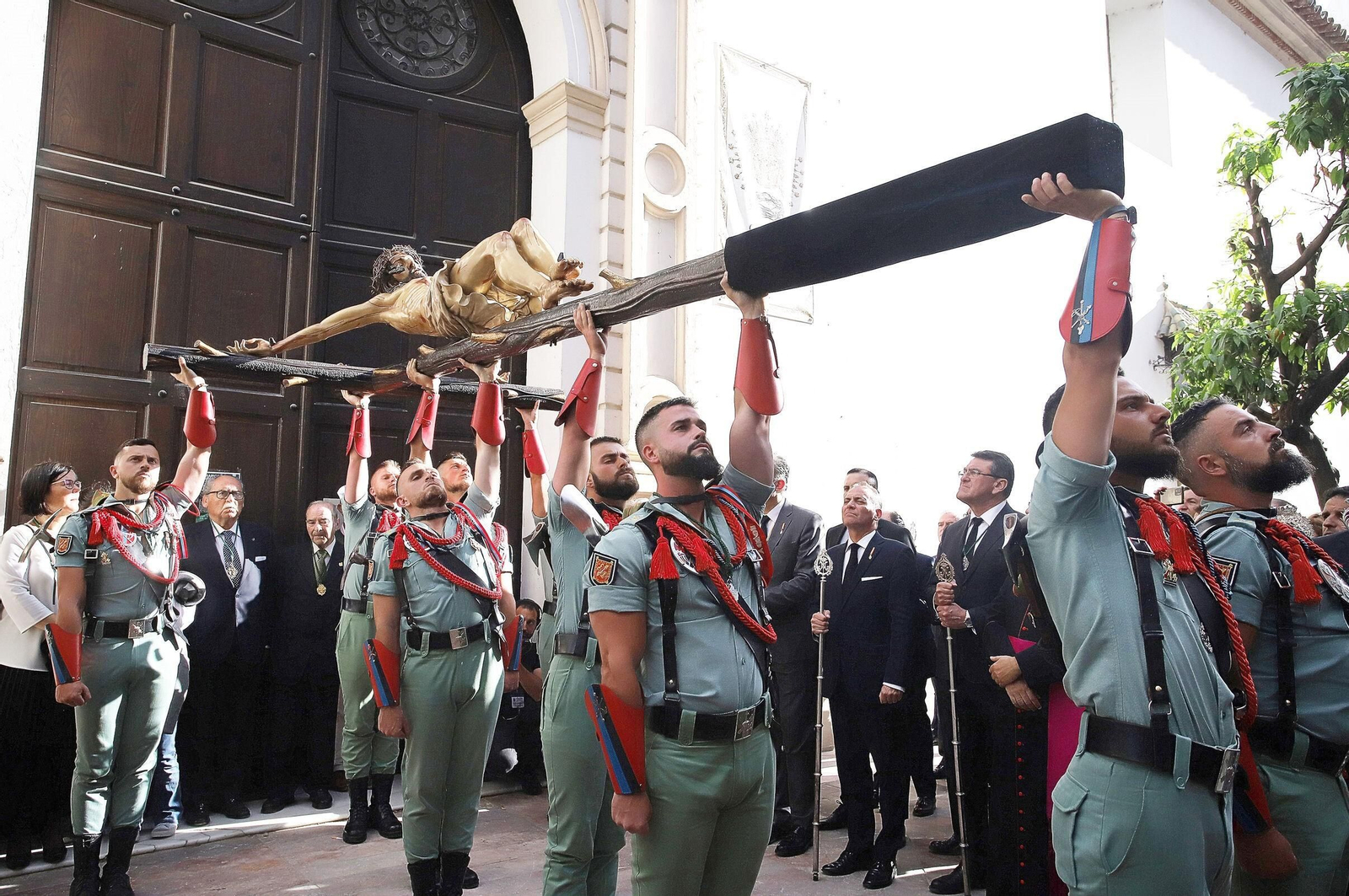 Legionarios con el Cristo de la Vera Cruz.