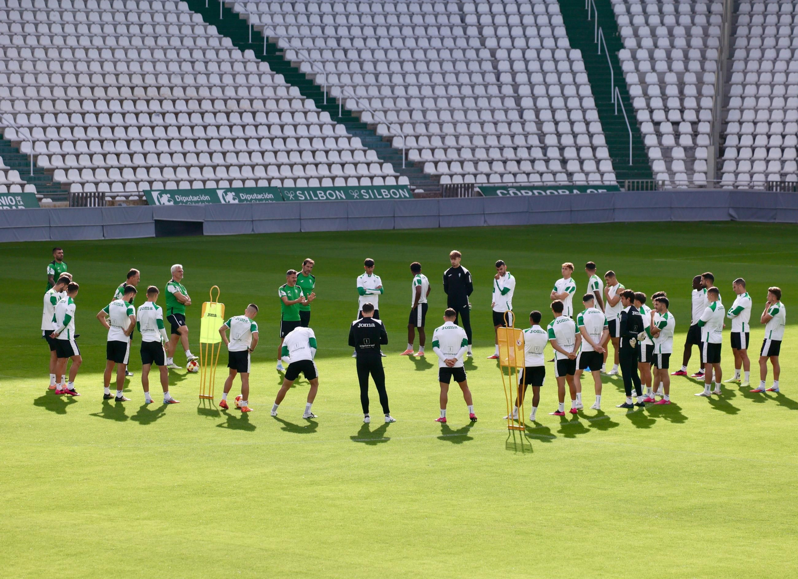Iván Ania da órdenes a sus jugadores durante el entrenamiento de este martes en El Arcángel.
