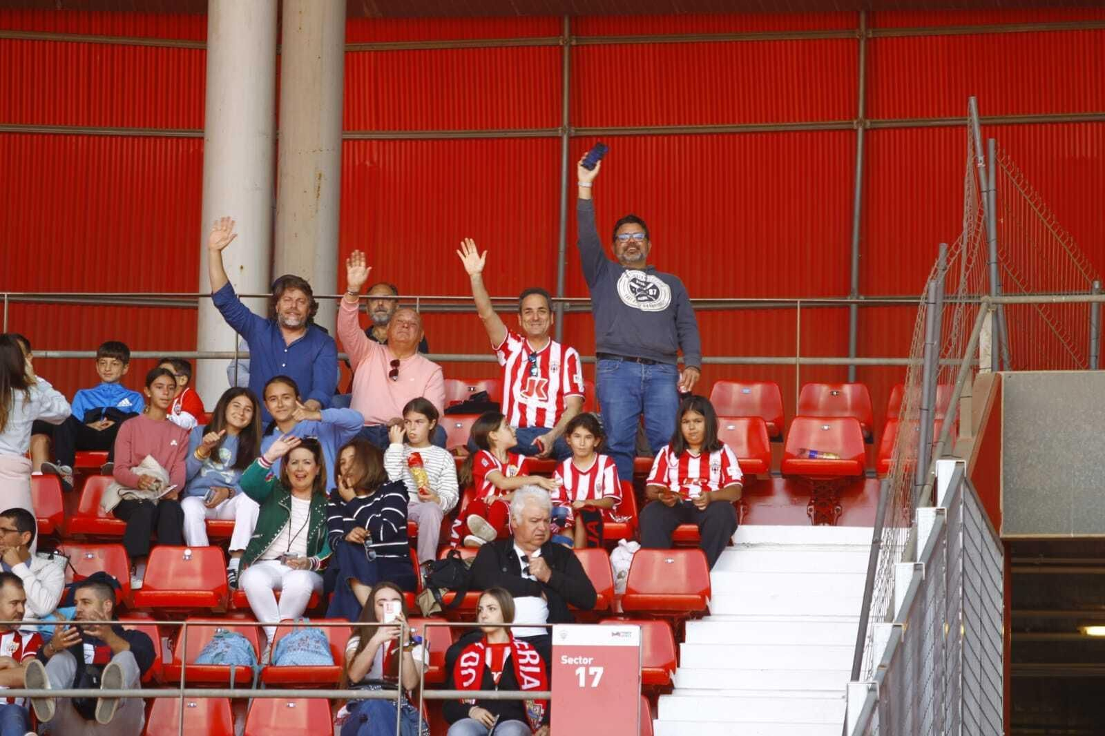 Aficionados rojiblancos, resignados el día del descenso ante el Getafe