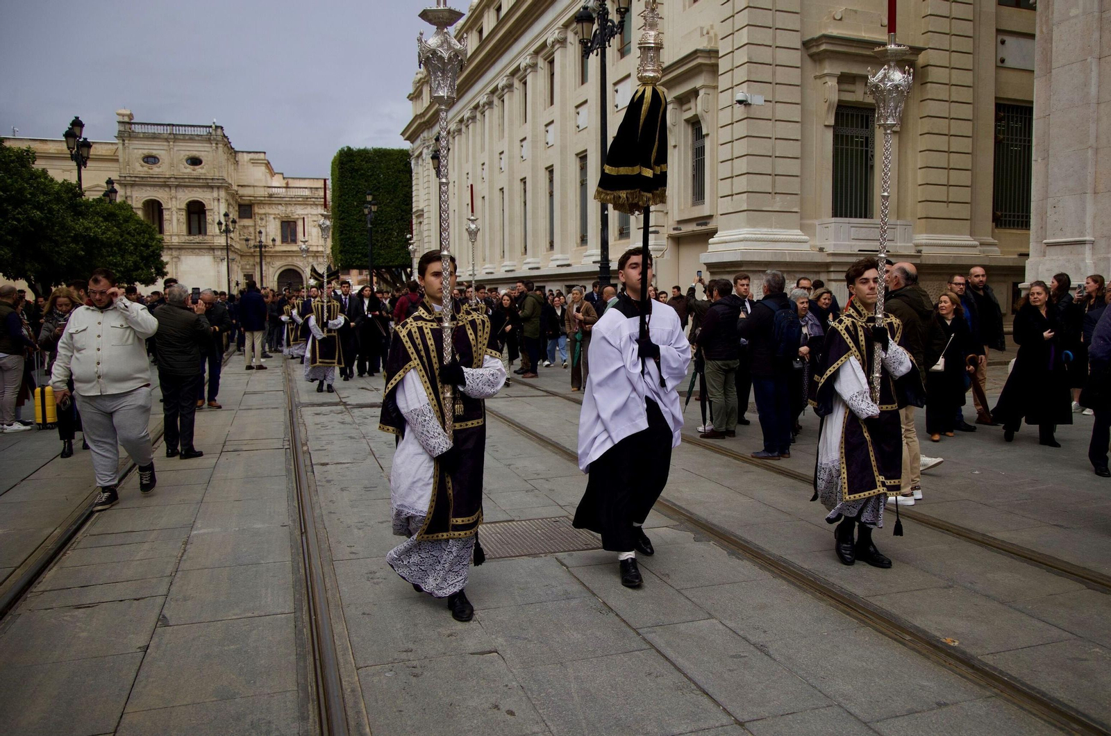 El cortejo que acompaña al Cristo Yacente, a su paso por la Avenida de la Constitución.