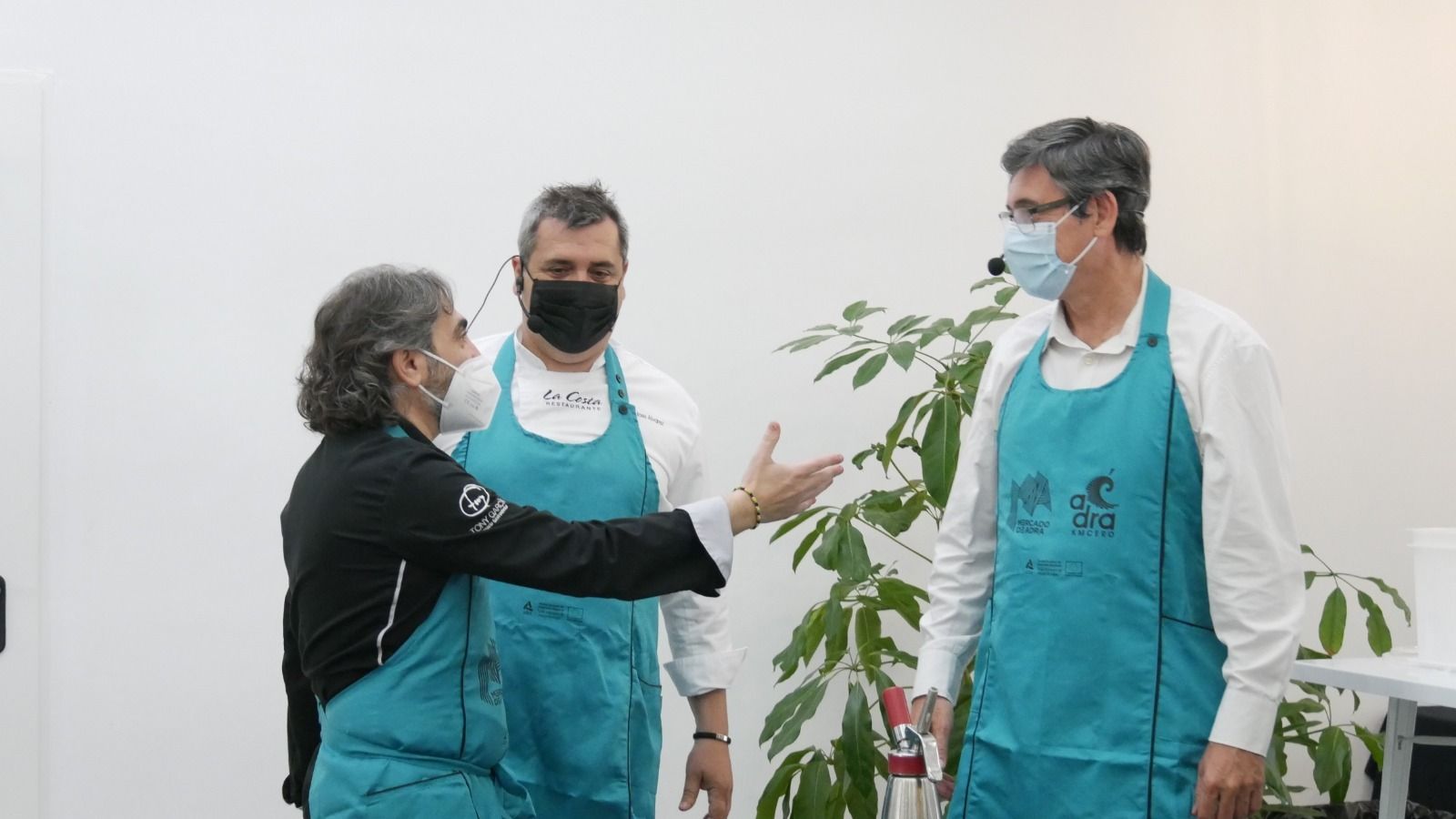 Tony García y José Álvarez junto al alcalde, Manuel Cortés.