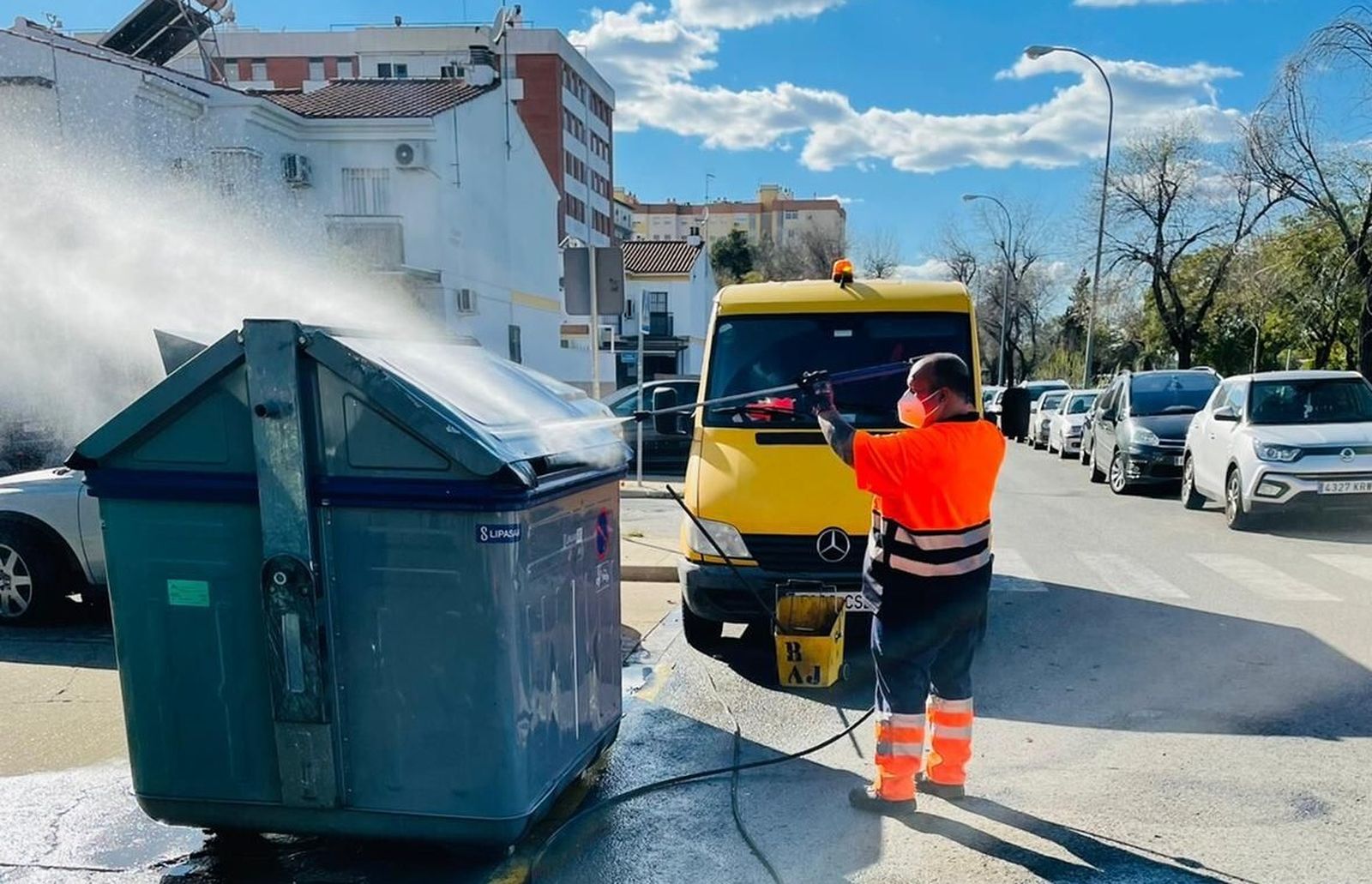 Un operario de Lipasam quita suciedad exterior a los contenedores.