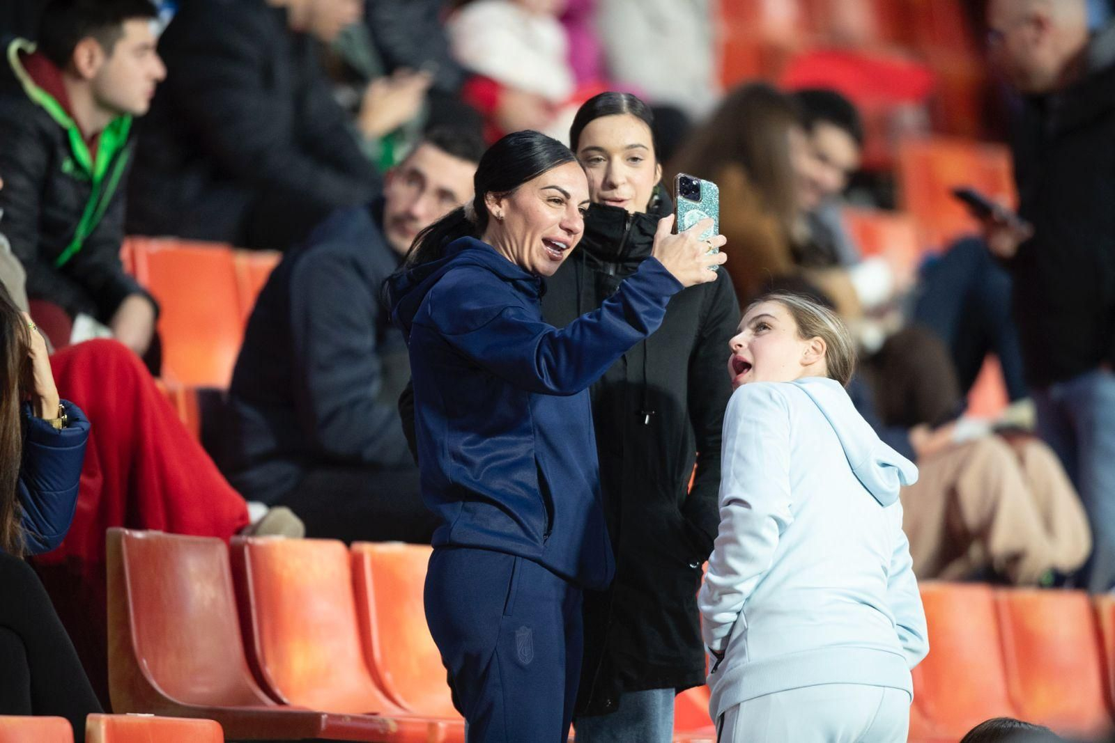 Encuéntrate en la grada de Los Cármenes durante el Granada-Córdoba