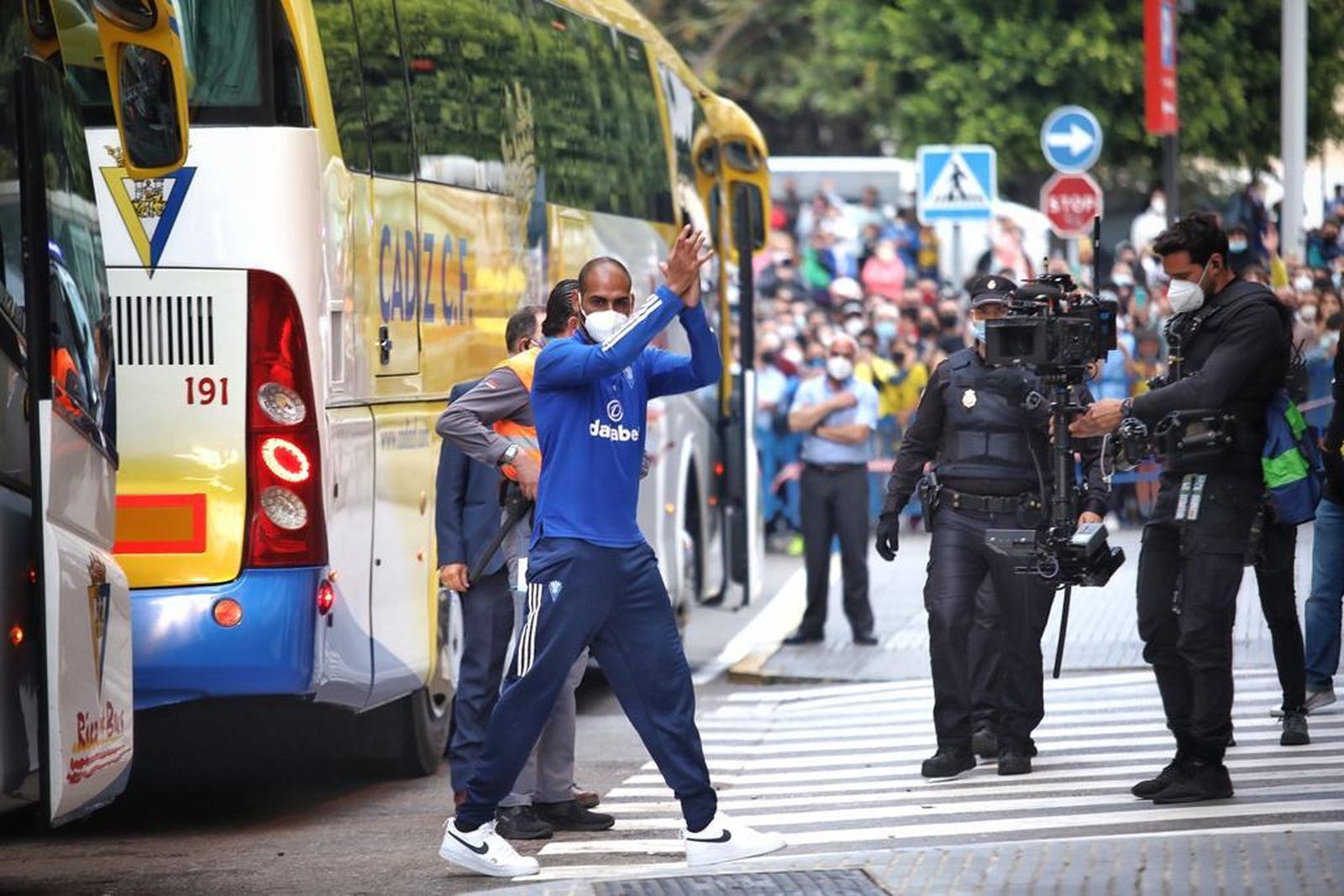 En imágenes, el espectacular recibimiento al autobús del Cádiz en la previa del partido frente al Real Madrid