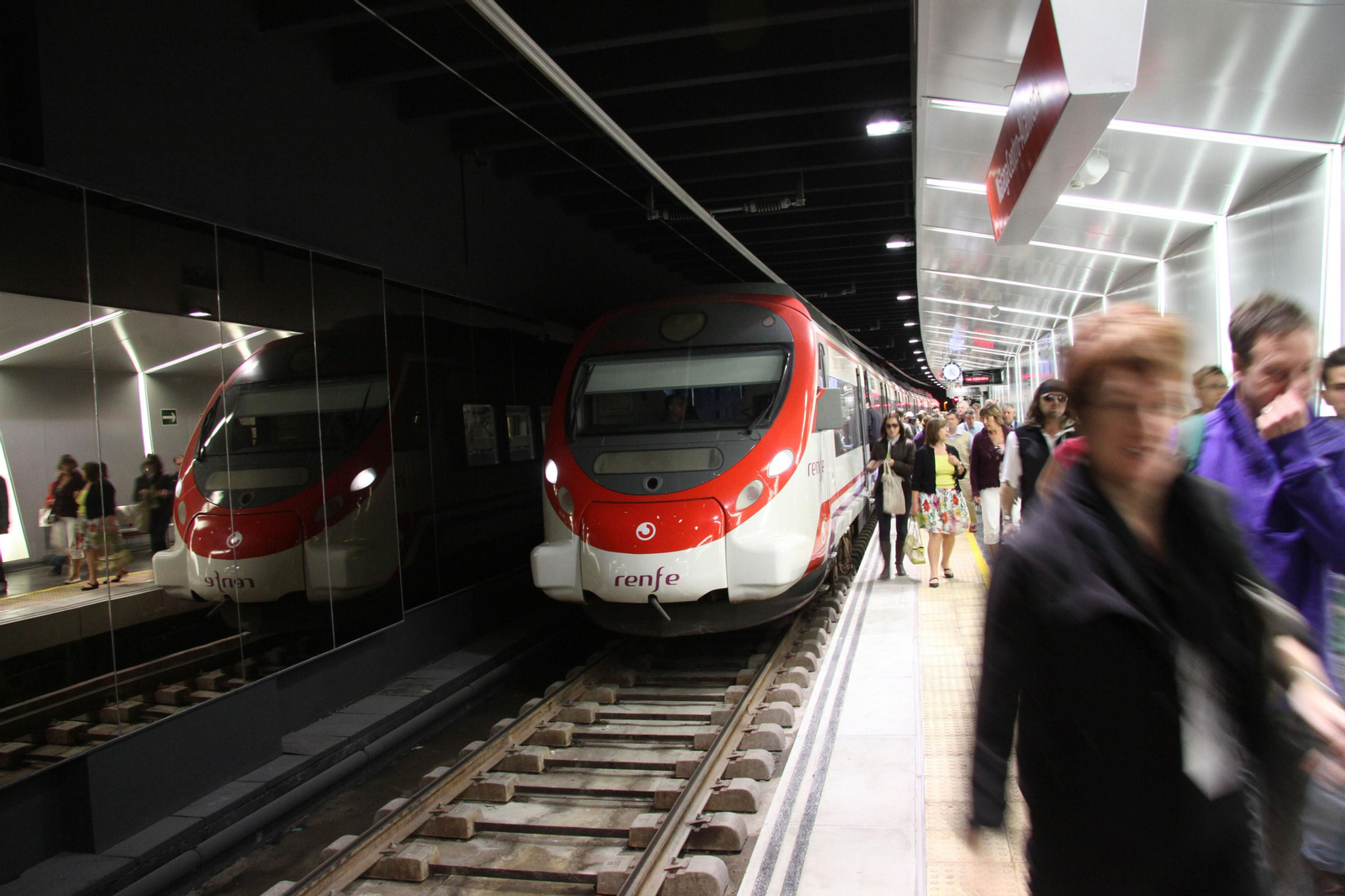 Cercanías a su paso por la estación.