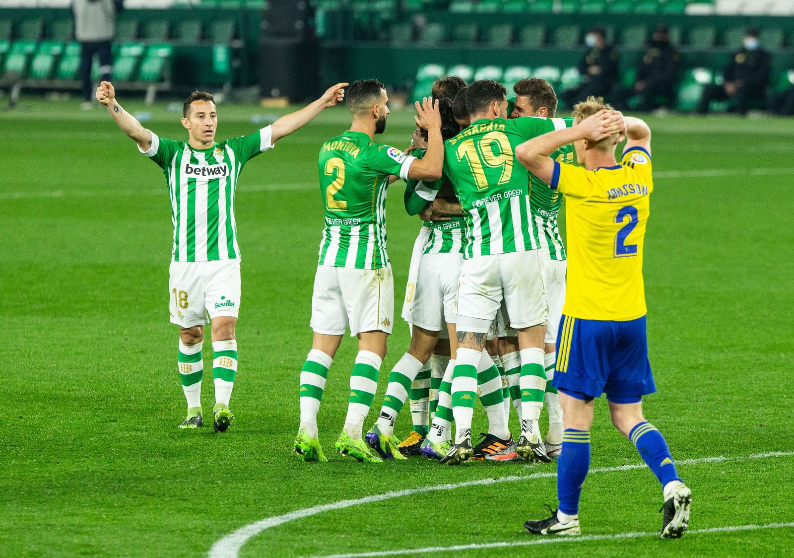Jonsson se lleva las manos a la cabeza tras el gol del Betis en la primera vuelta.