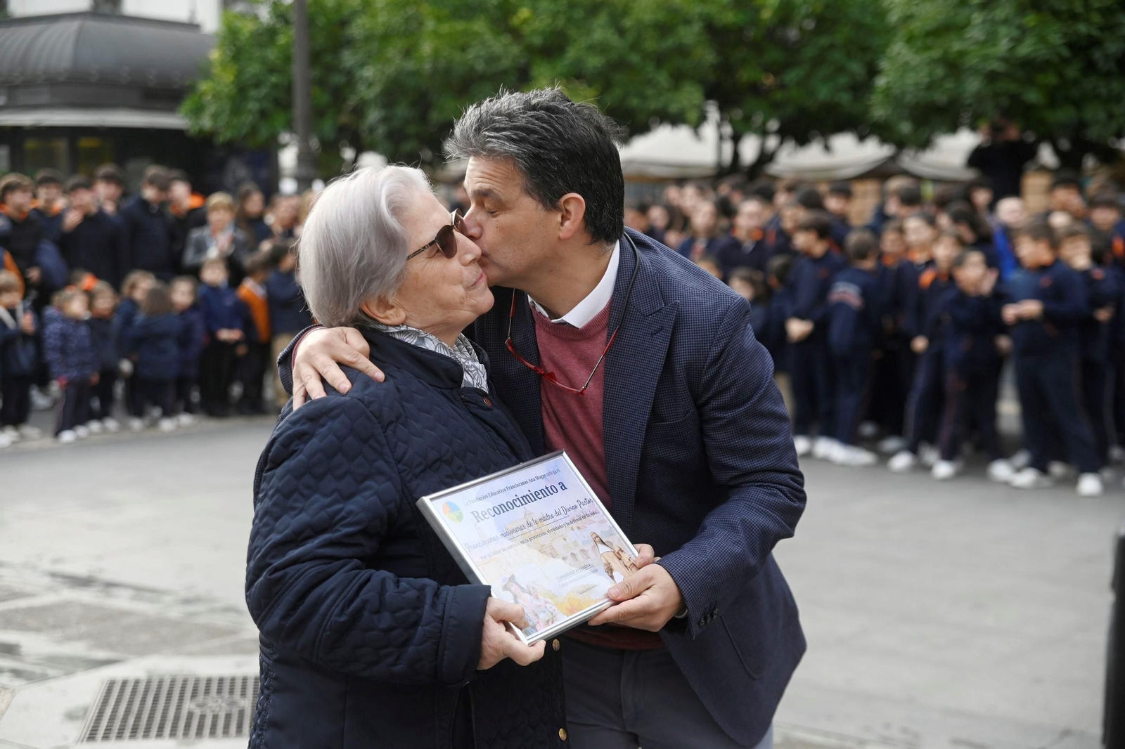 El reconocimiento del colegio Divina Pastora a los colectivos que protegen a los demás, en imágenes