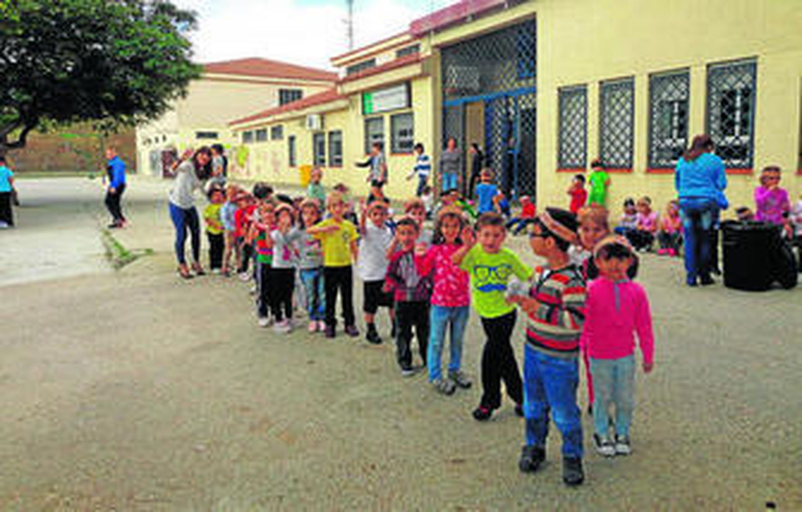 Fotografía de alumnos del Caetaria en el patio del colegio.