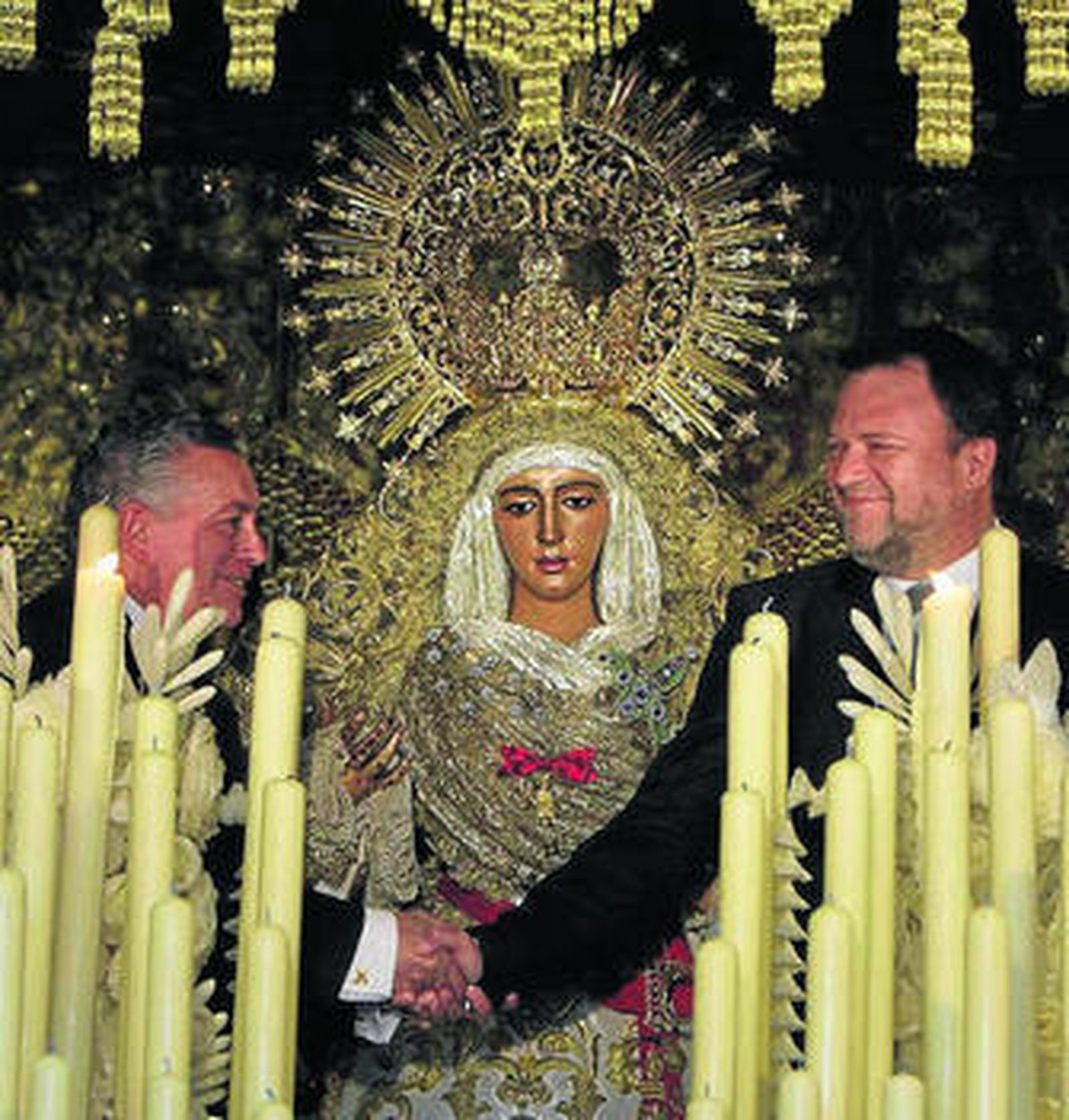 El hermano mayor y el alcalde ante la Esperanza de Triana.
