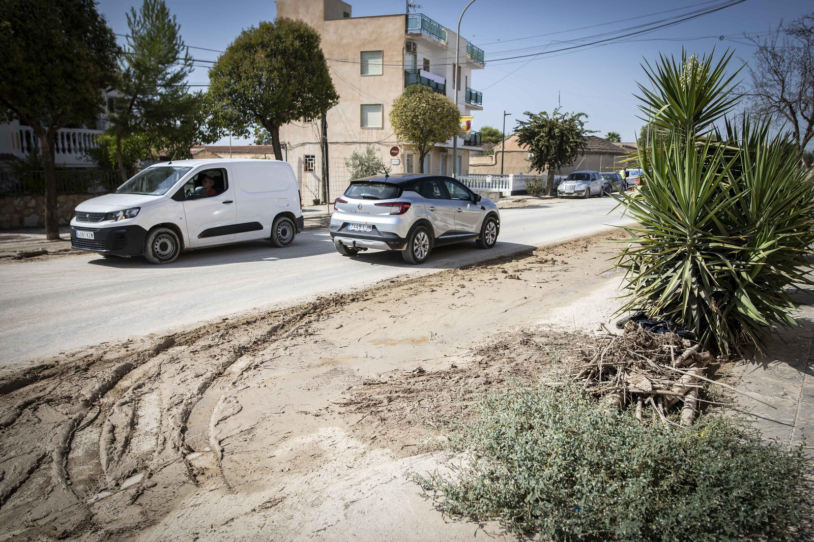 Así trabajan los vecinos de Casanueva y Zujaira para retirar los daños de la tromba de agua