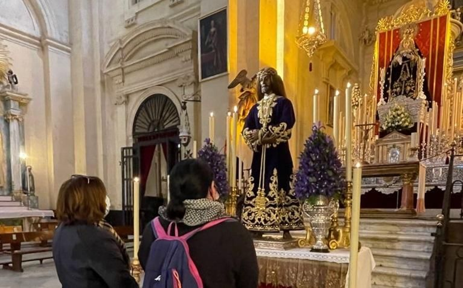 Dos mujeres ante la imagen del Medinaceli, con la Virgen de los Dolores Servita al fondo. Dos mujeres ante la imagen del Medinaceli, con la Virgen de los Dolores Servita al fondo.