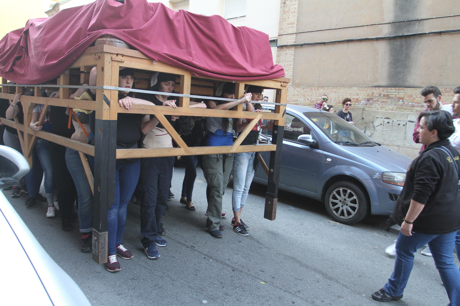 El ensayo de la cuadrilla de mujeres de la Hermandad del Santo Entierro, en imágenes
