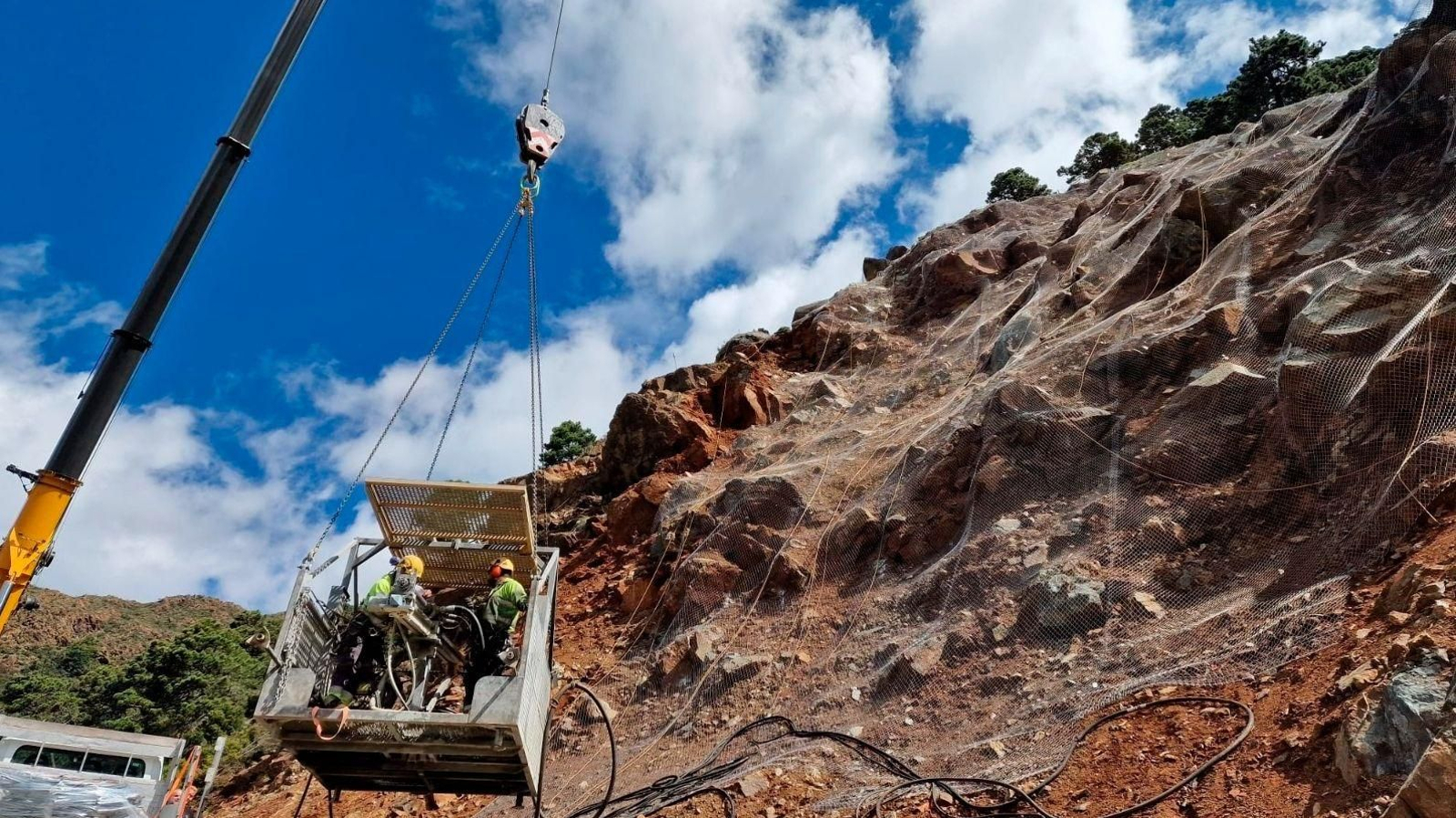 Operarios trabajando en la ladera de la carretera Ronda-San Pedro