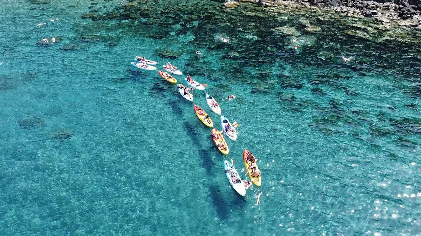 Un grupo de kayaks por la costa de Cabo de Gata.