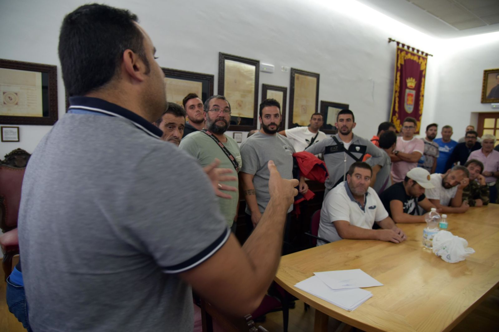 Los pescadores, en el Ayuntamiento de Tarifa.