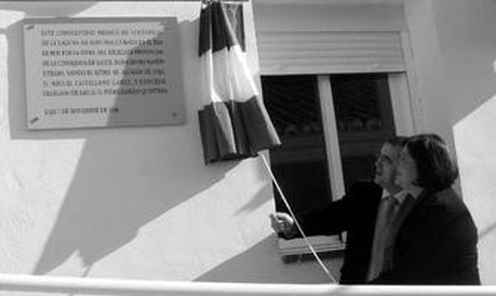 Elvira Ramón y Miguel Castellano descubren una placa en la fachada principal del nuevo consultorio.