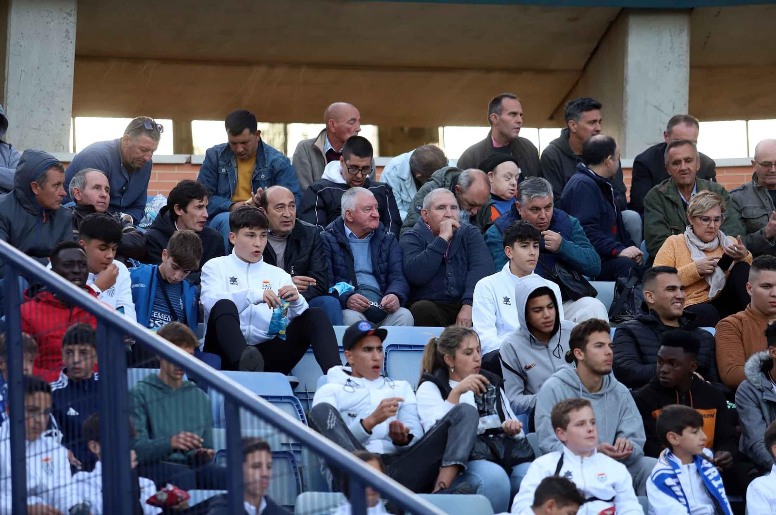 Imágenes del ambiente en las gradas del Nuevo Colombino