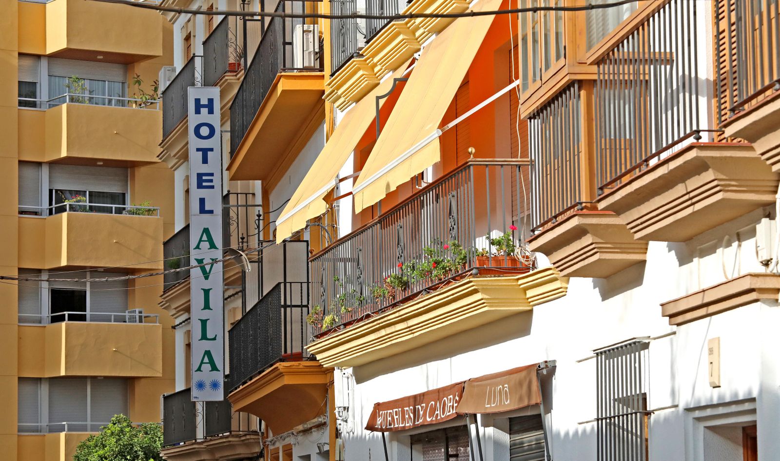 Fachada del hotel Ávila  en Jerez, donde están alojados menores extranjeros.