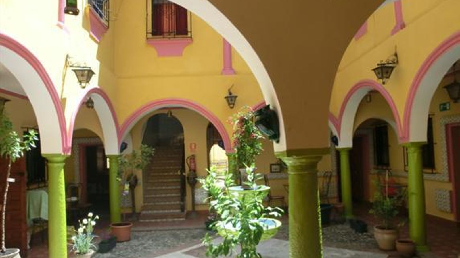 Este excelente patio de la C del Río ha sido repintado desacertadamente.