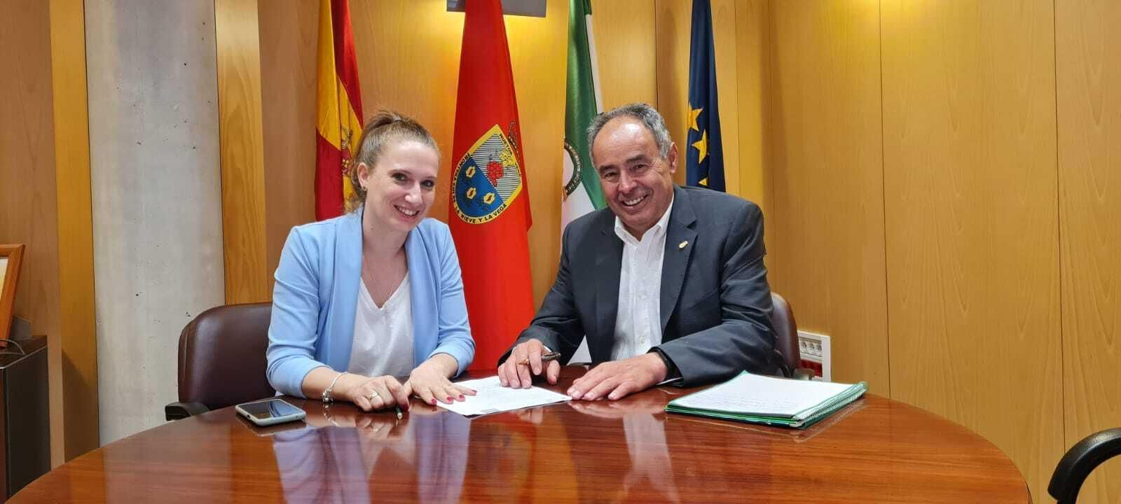 Imagen de la firma entre Unicef y el ayuntamiento de Huétor Vega Imagen de la firma entre Unicef y el ayuntamiento de Huétor Vega
