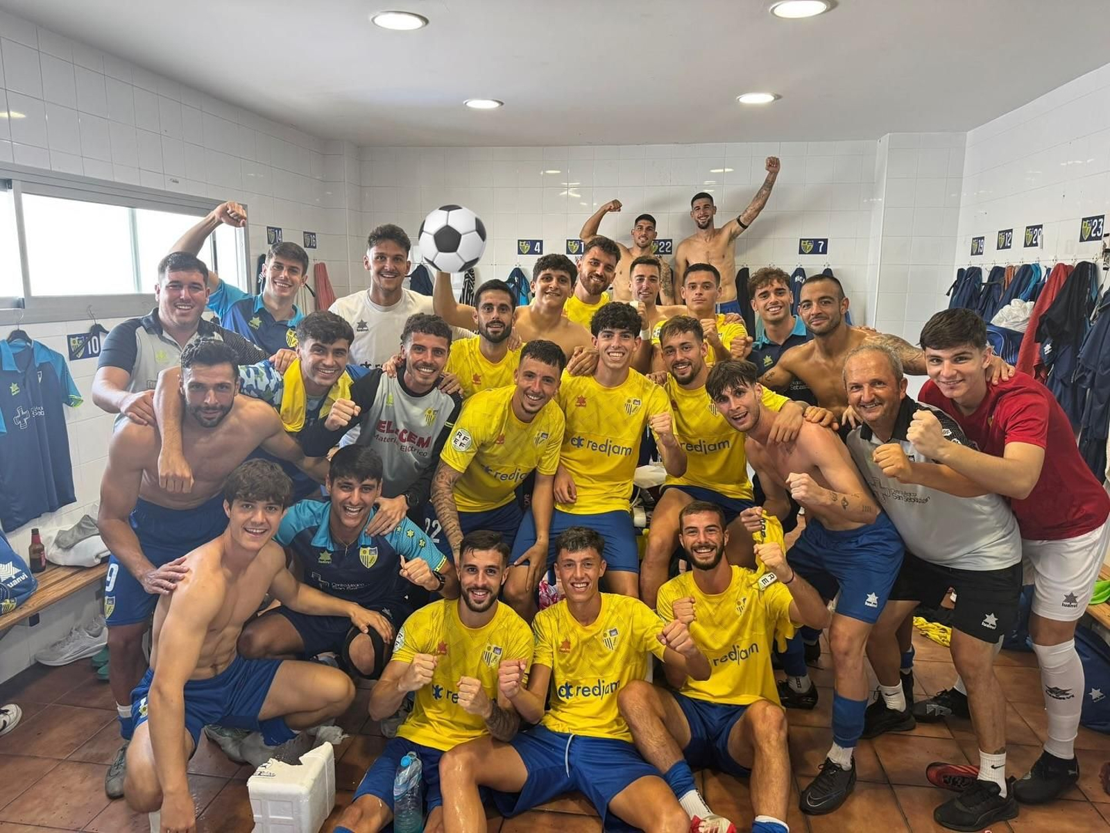 La alegría del vestuario conileño al final del encuentro.