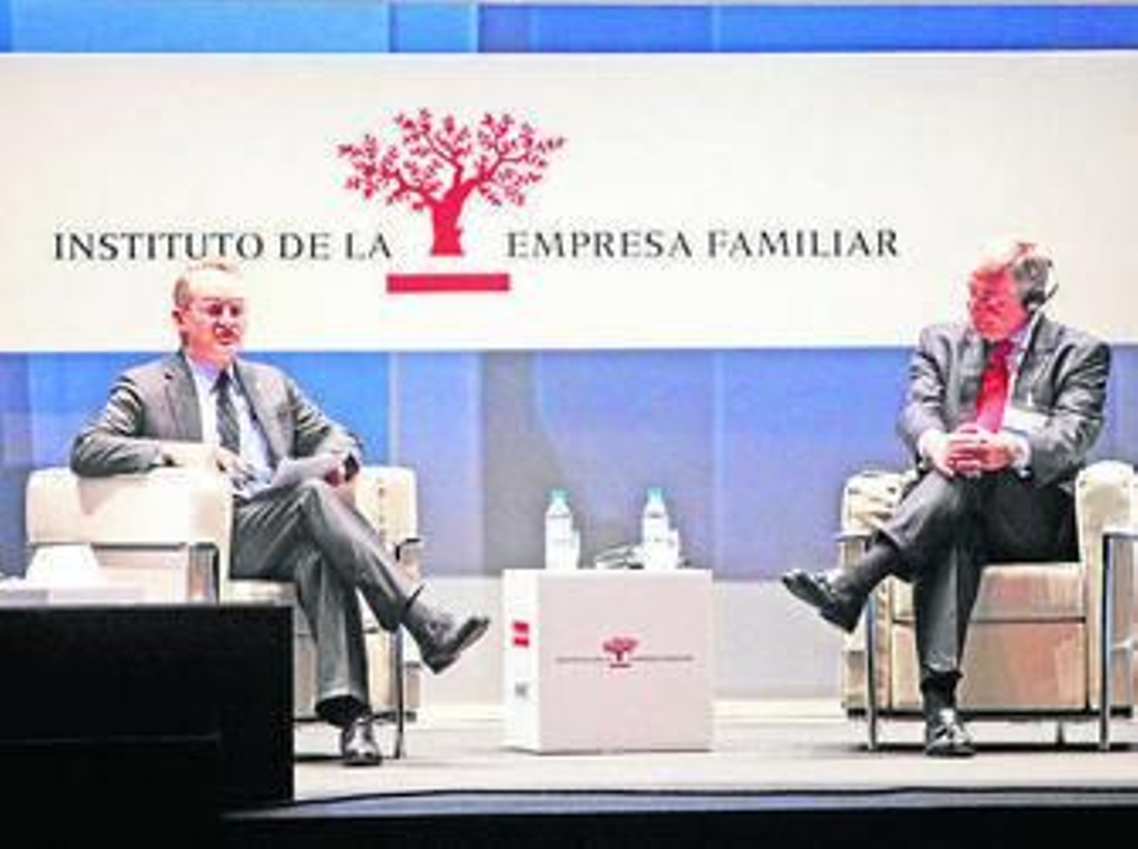 El presidente de Oaktree (i) y el director territorial de Andalucía del Santander.