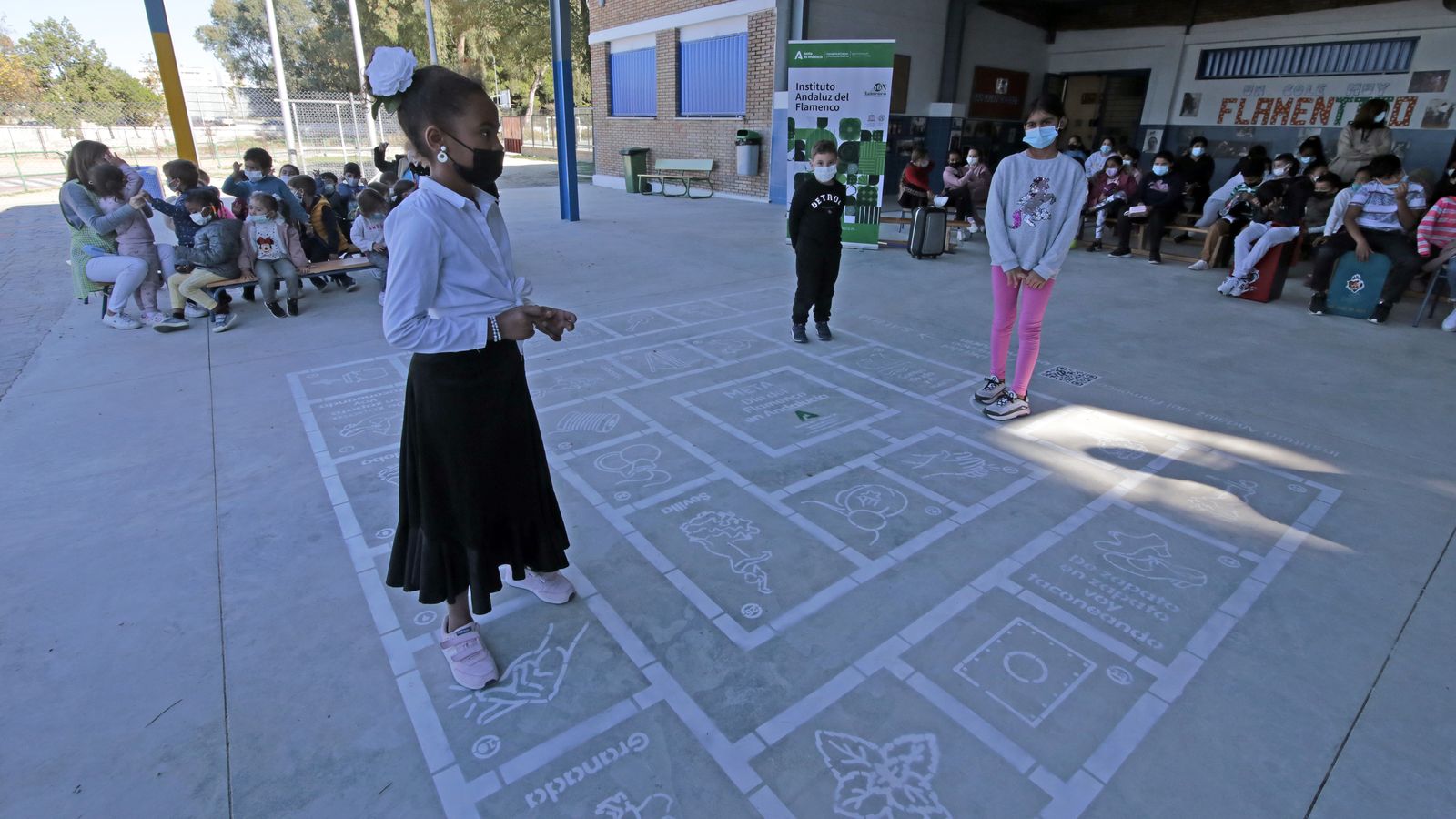 Presentación de la 'oca flamenca' en el colegio San Juan de Dios