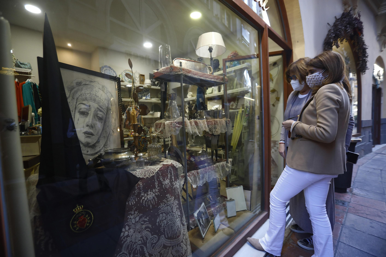 El comercio de Córdoba se engalana para la Pasión