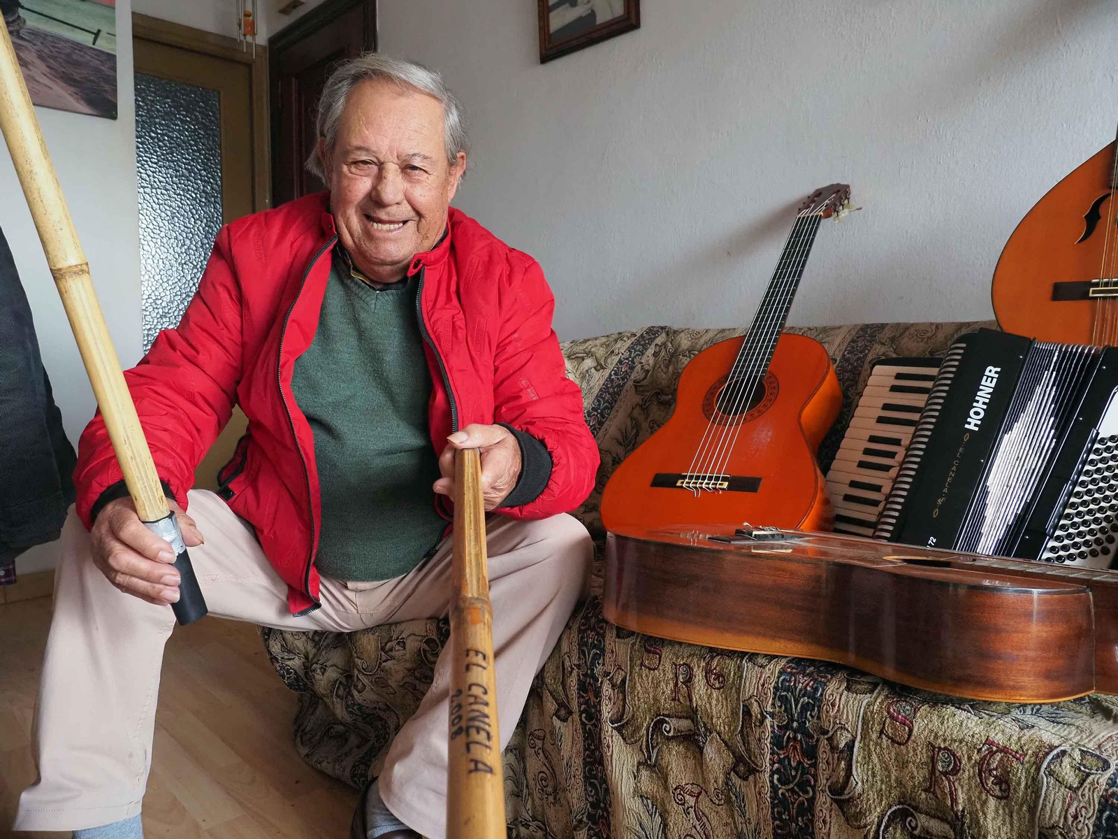 'El Canela' muestra sus singulares cañas en su casa de Cartaya