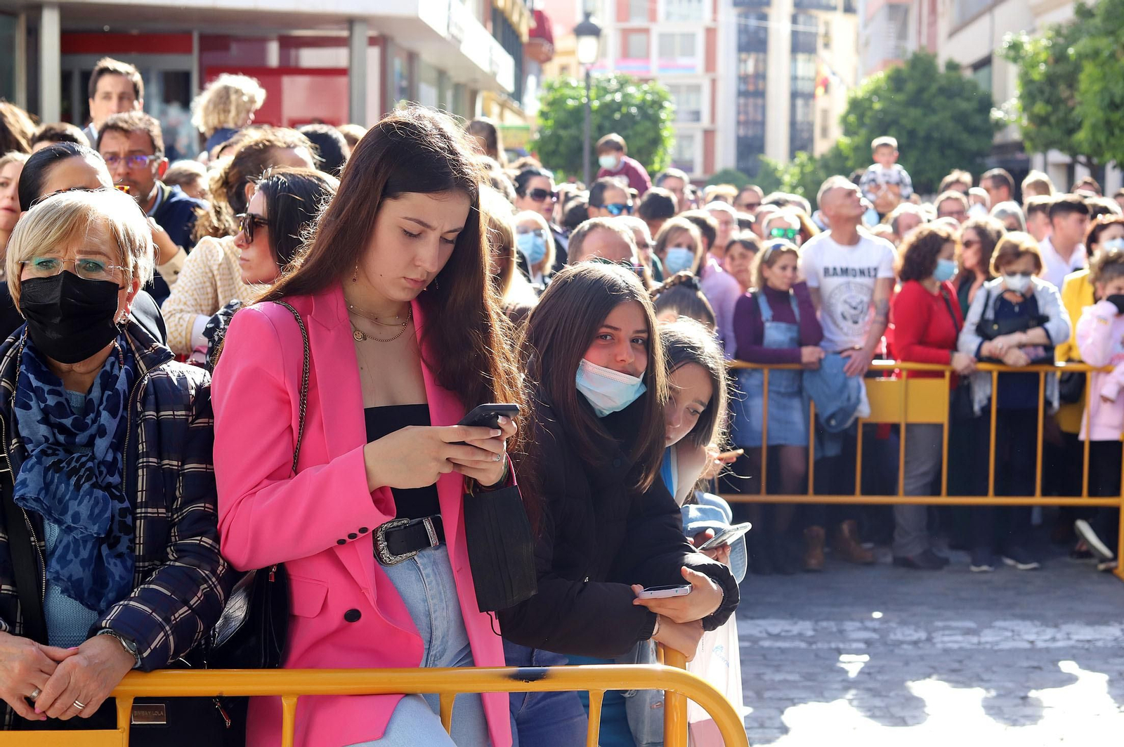 La Legión acompaña al Cristo de la Vera+Cruz en su procesión por Huelva, en imágenes