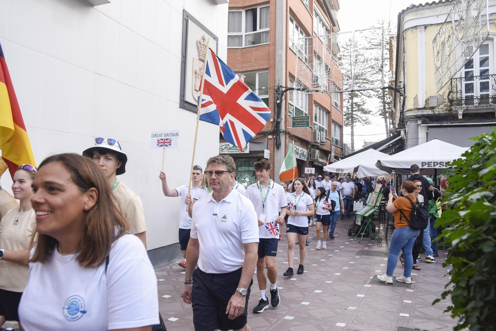 Las fotos del desfile de participantes de la Copa de la Juventud Europea de remo beach sprint de La Línea