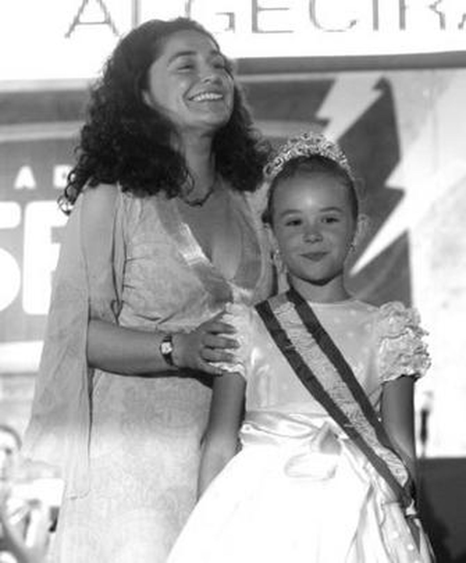 Tara Aguilar se muestra sonriente y es aplaudida por su corte de damas tras ser coronada reina de la Feria Real.