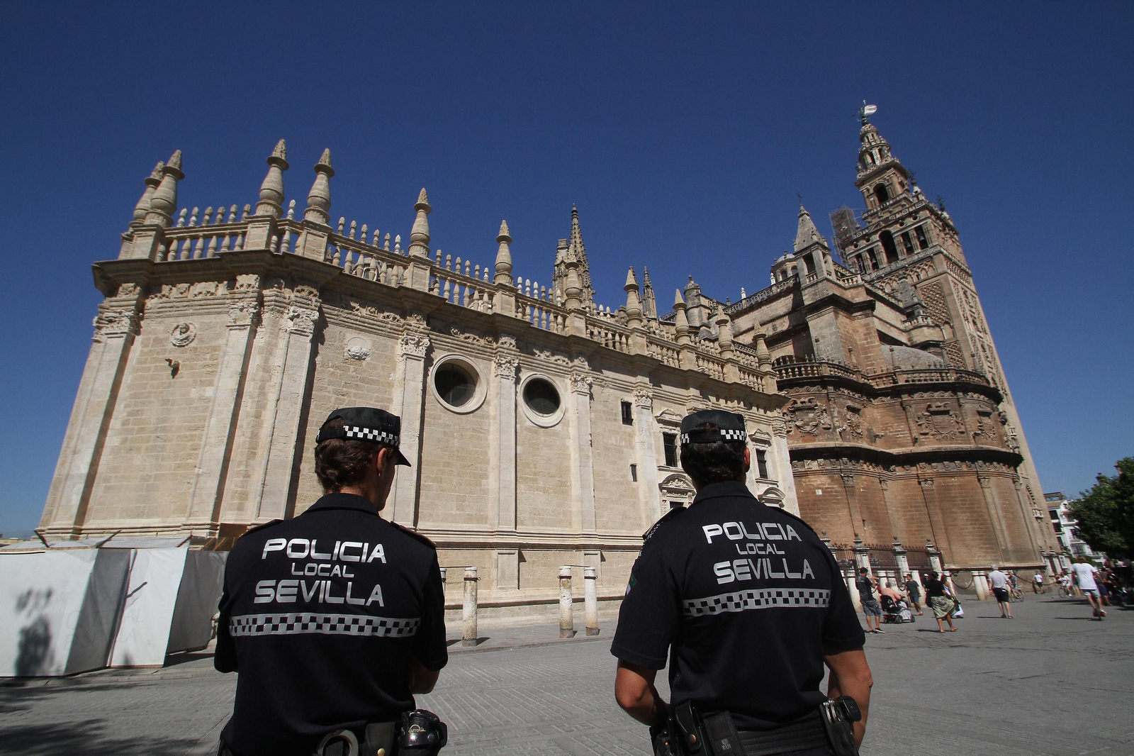Dos policías locales patrullan en las inmediaciones de la Catedral de Sevilla.