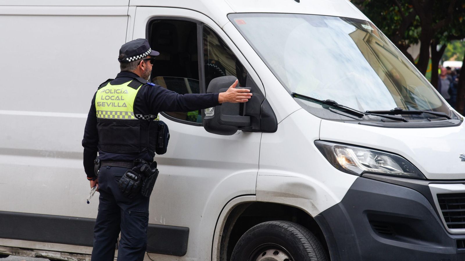 Un agente da indicaciones a un conductor.