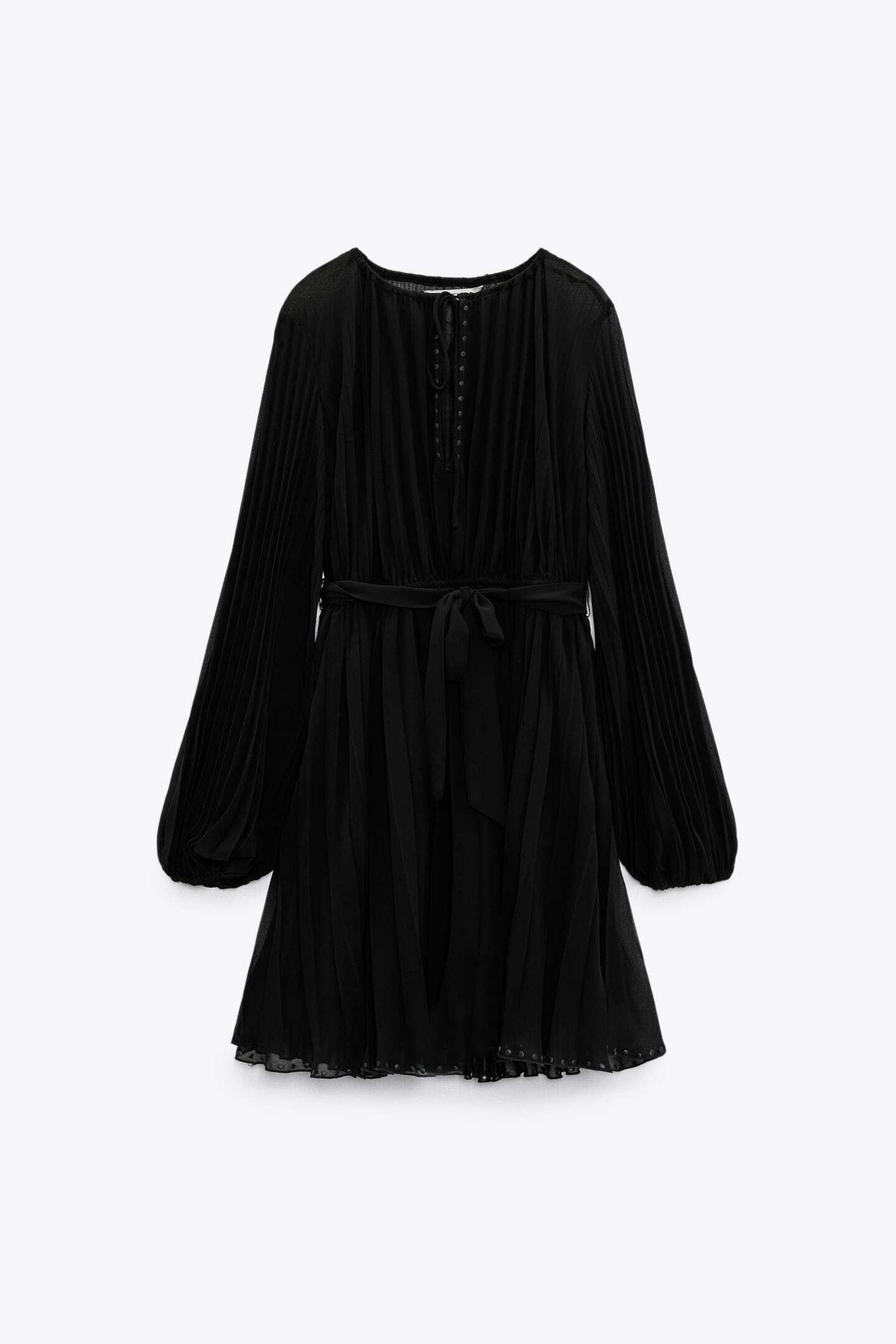 Vestido negro de Zara.