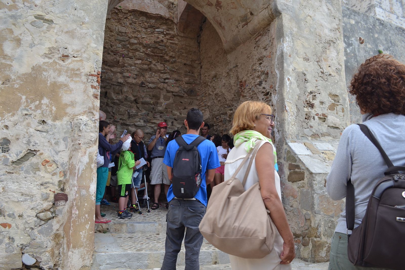 Un grupo de personas entrando al castillo Guzmán el Bueno