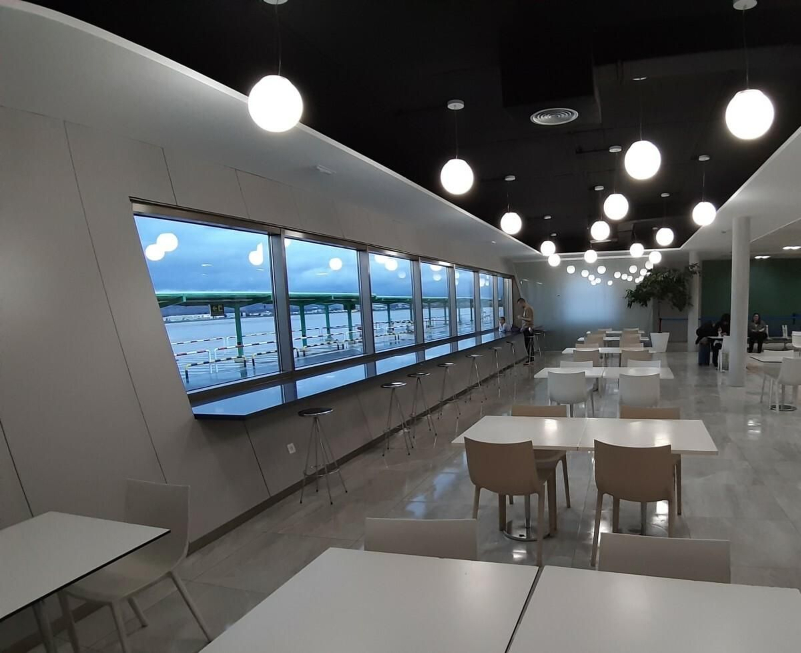 La nueva imagen de la cafetería del aeropuerto de Granada