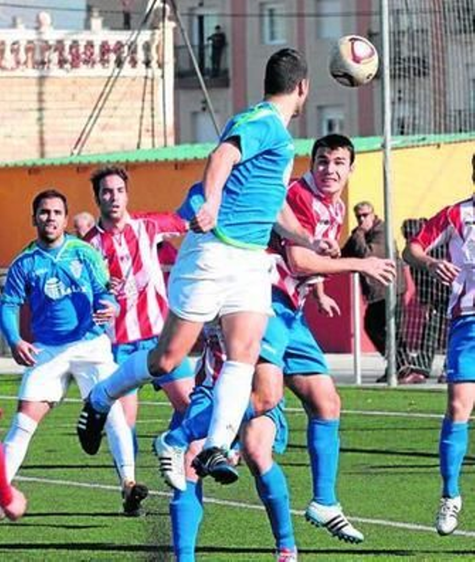 Luis Enrique mira el cuero en el duelo de ida entre ambos equipos.