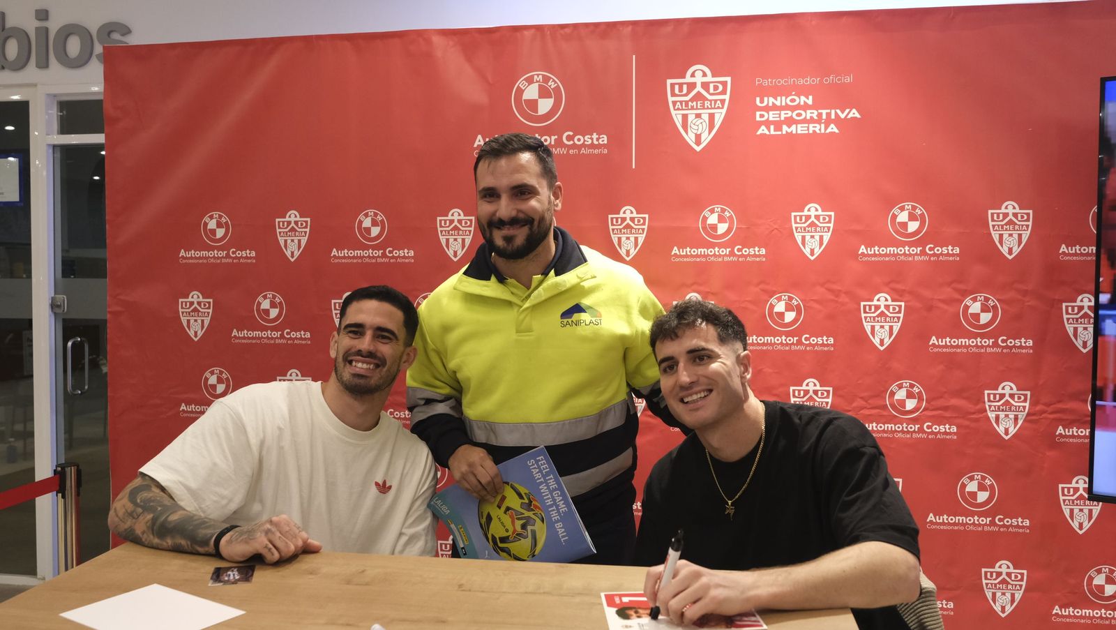 La firma de autógrafos de Jon Morcillo y Miguel de la Fuente en Automotor Costa BMW