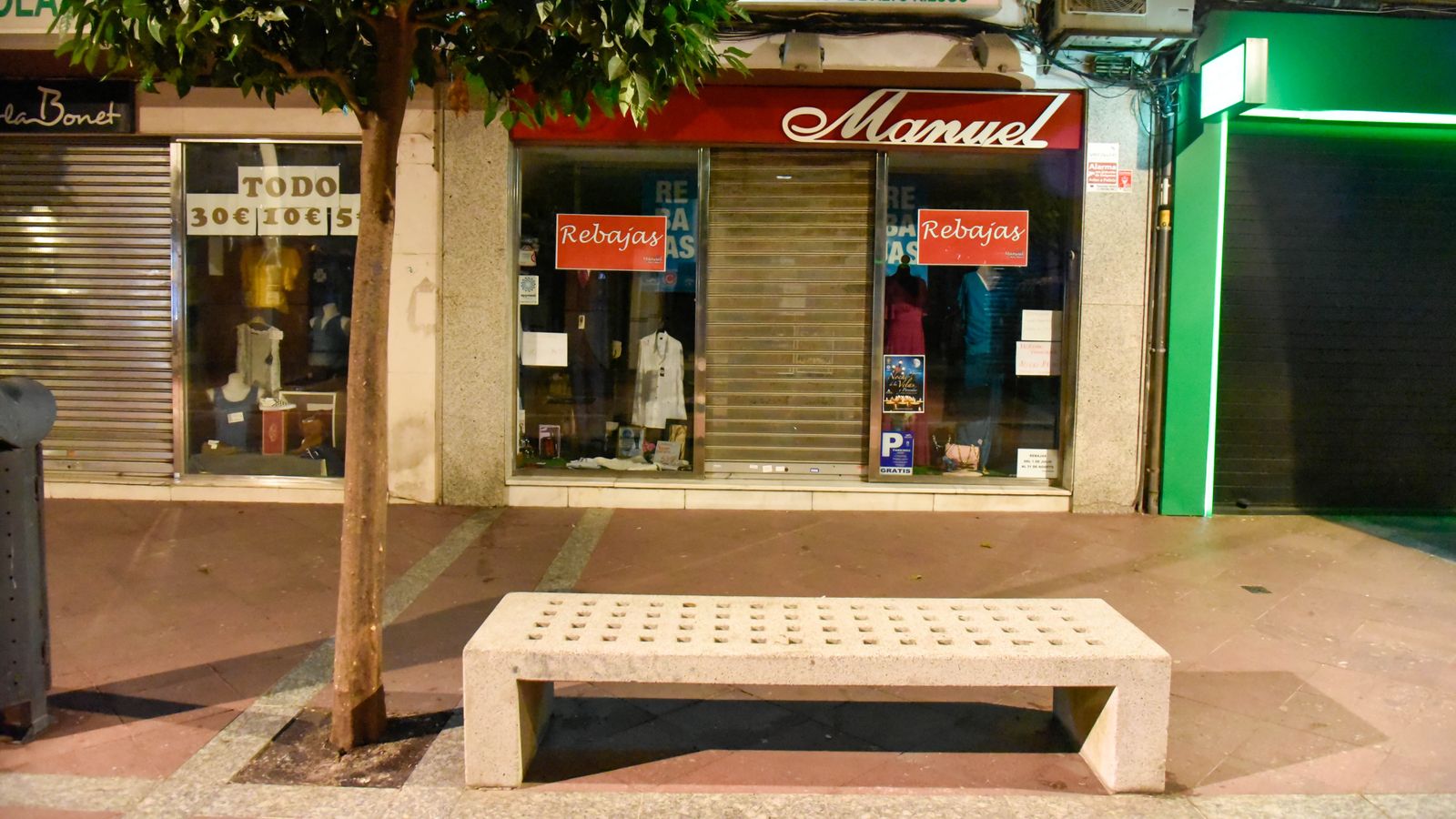 Fotos de edificios públicos y escaparates apagados en Algeciras por el plan de ahorro energético