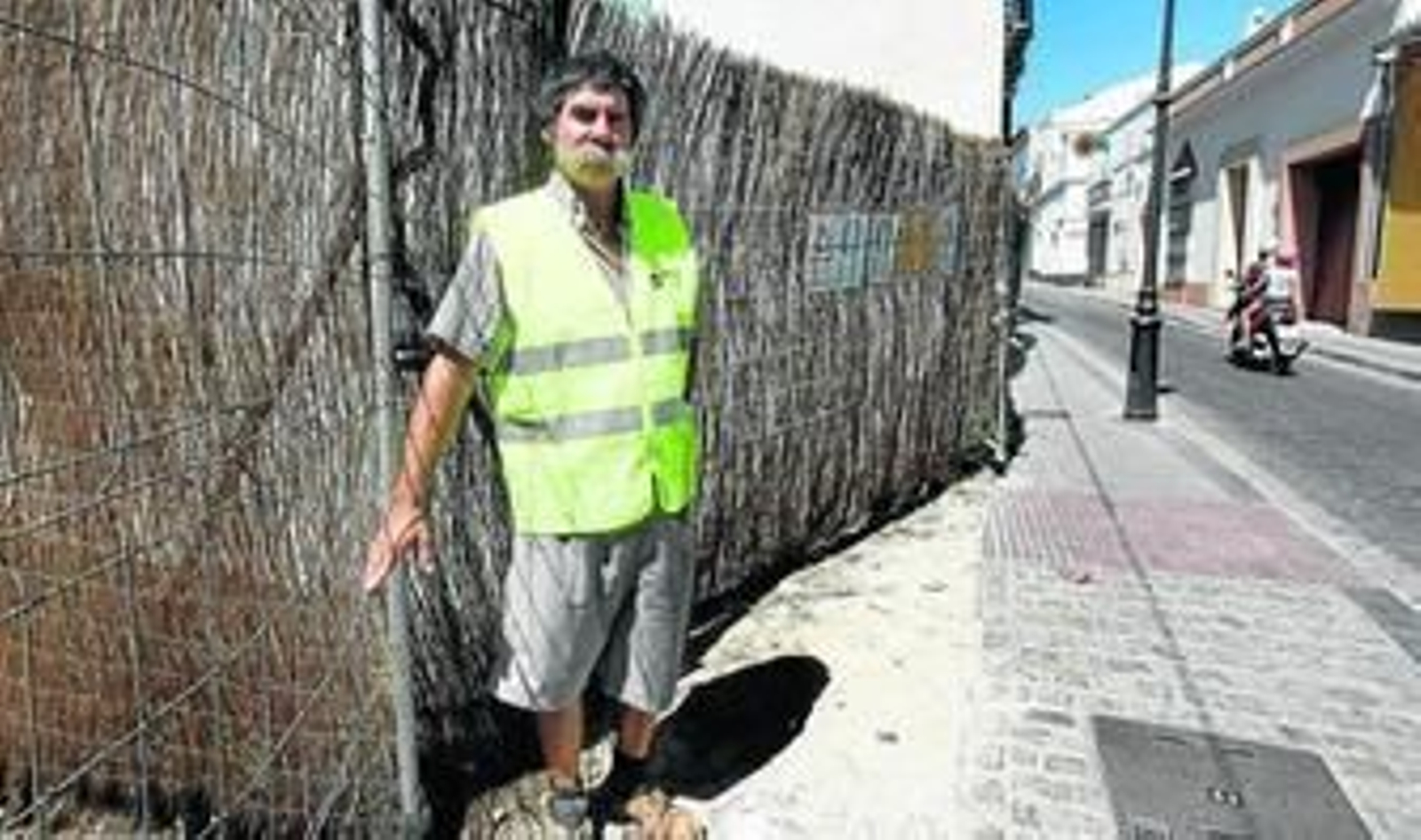 El desempleado Jerónimo Rosado, en la parcela que ha acondicionado con sus propios medios en la calle San Juan para crearse un puesto de trabajo.