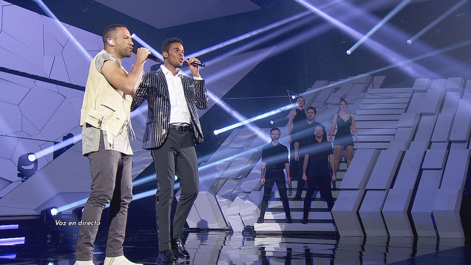 Famous y César Sampson, en un instante de su actuación.