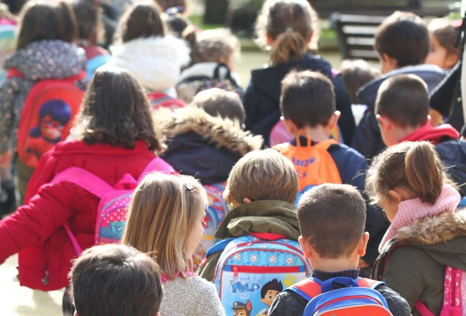 Alumnos en una actividad escolar.