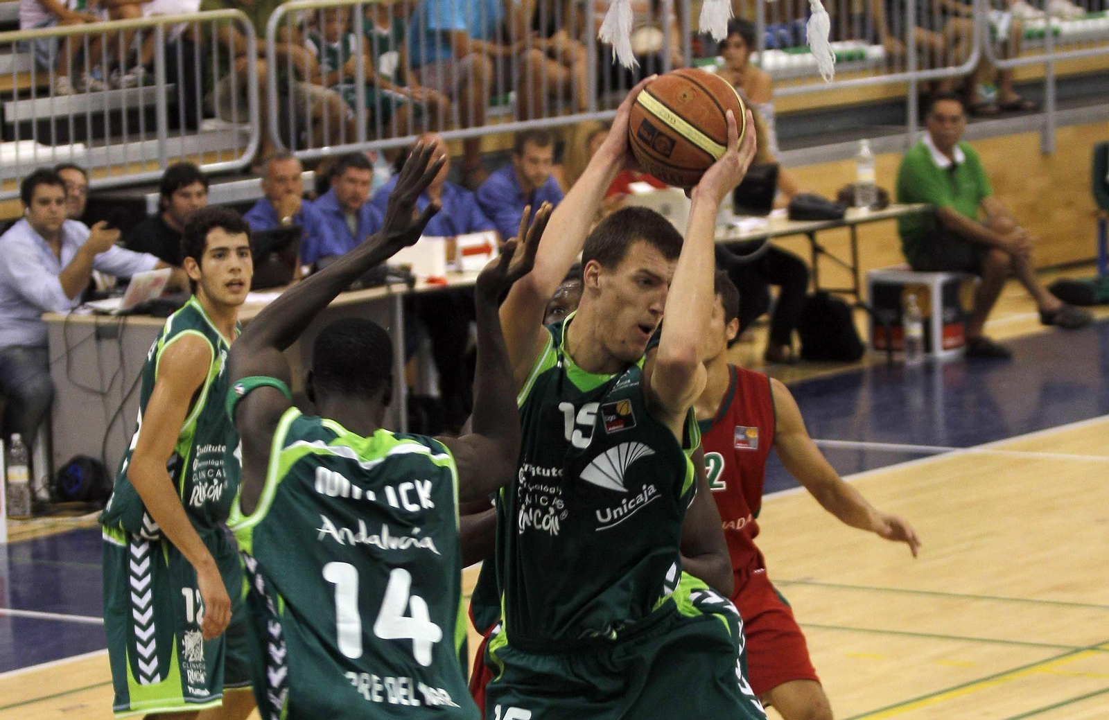 Abrines y Kuzmic, en un partido con el Clínicas Rincón.