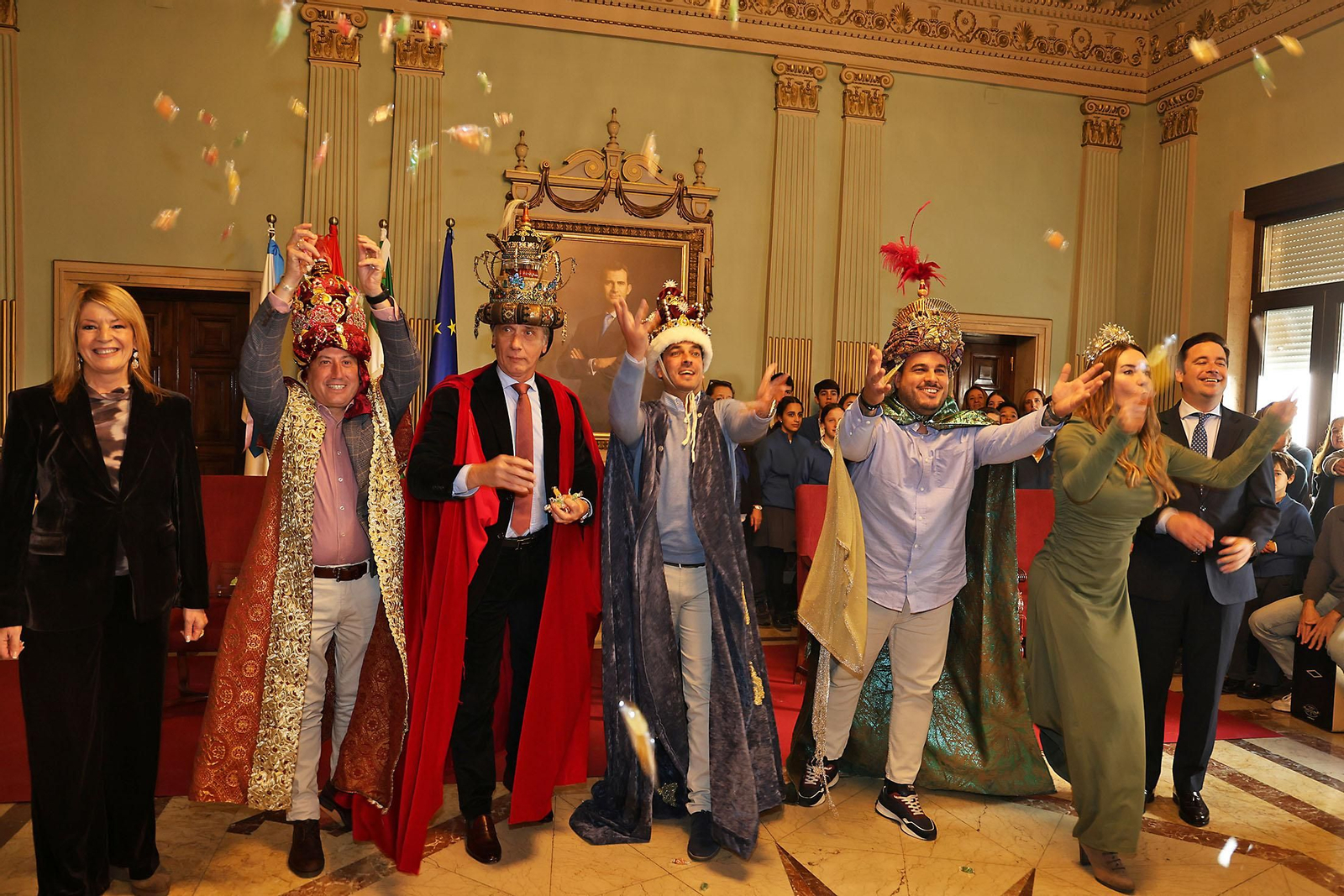 Sus Majestades Los Reyes Magos son coronados en el Ayuntamiento de Huelva