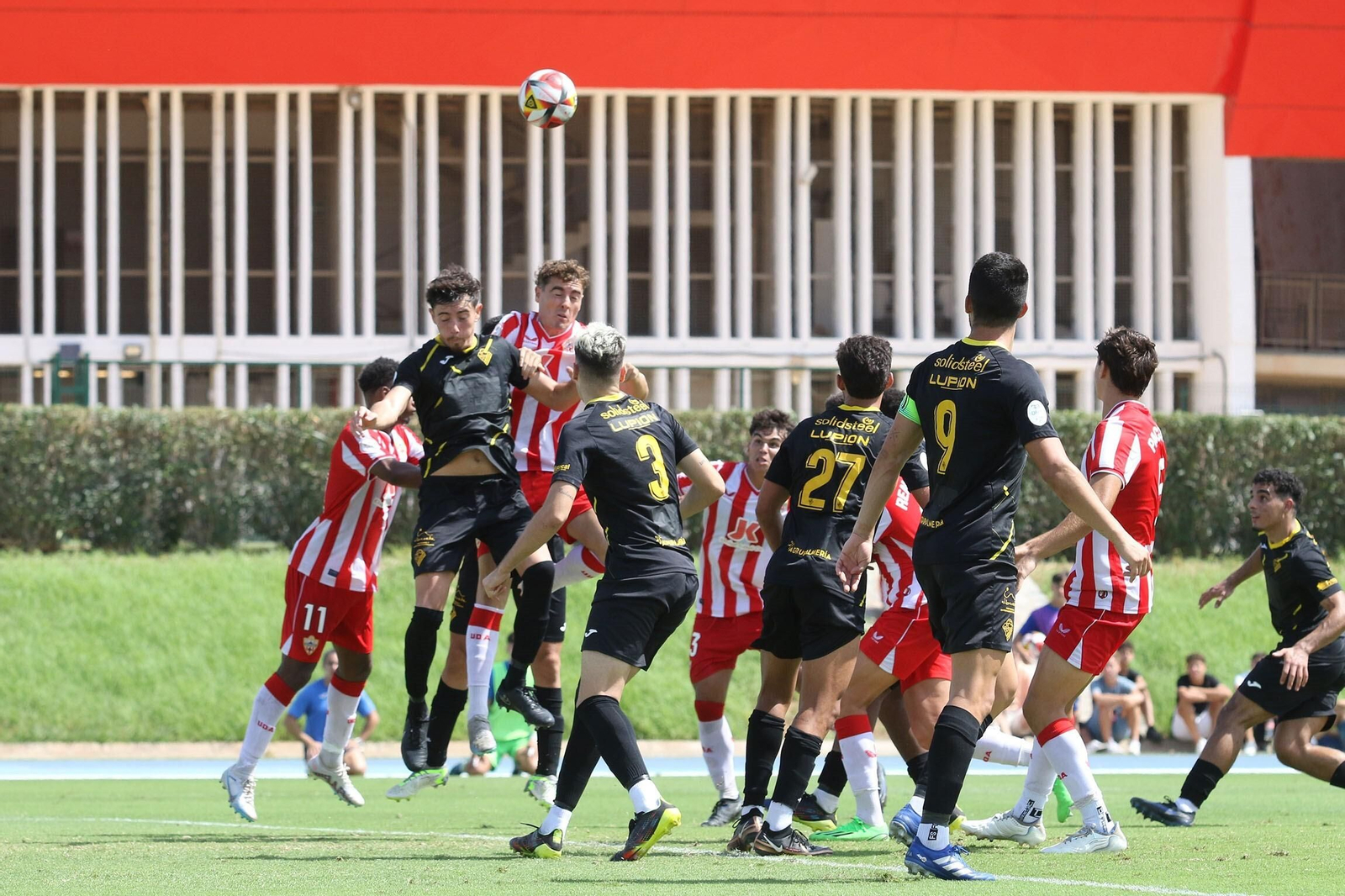 Disputa aérea en el duelo entre Almería B y Poli Almería de esta temporada.
