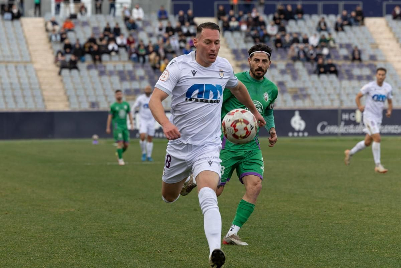 La emoción del triunfo in extremis del Real Jaén ante el Atlético Mancha Real, en imágenes
