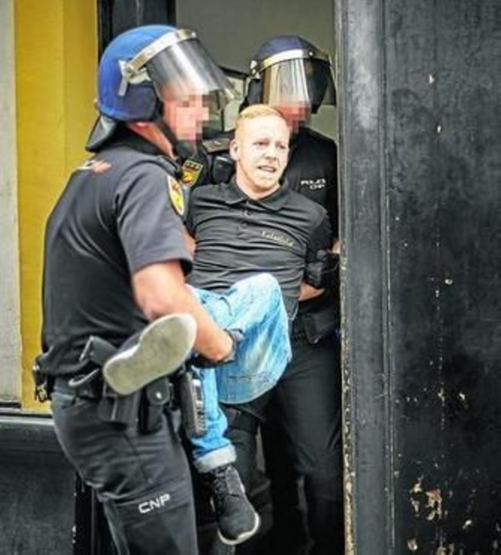 Dos agentes sacan de la finca al hijo del matrimonio desahuciado.