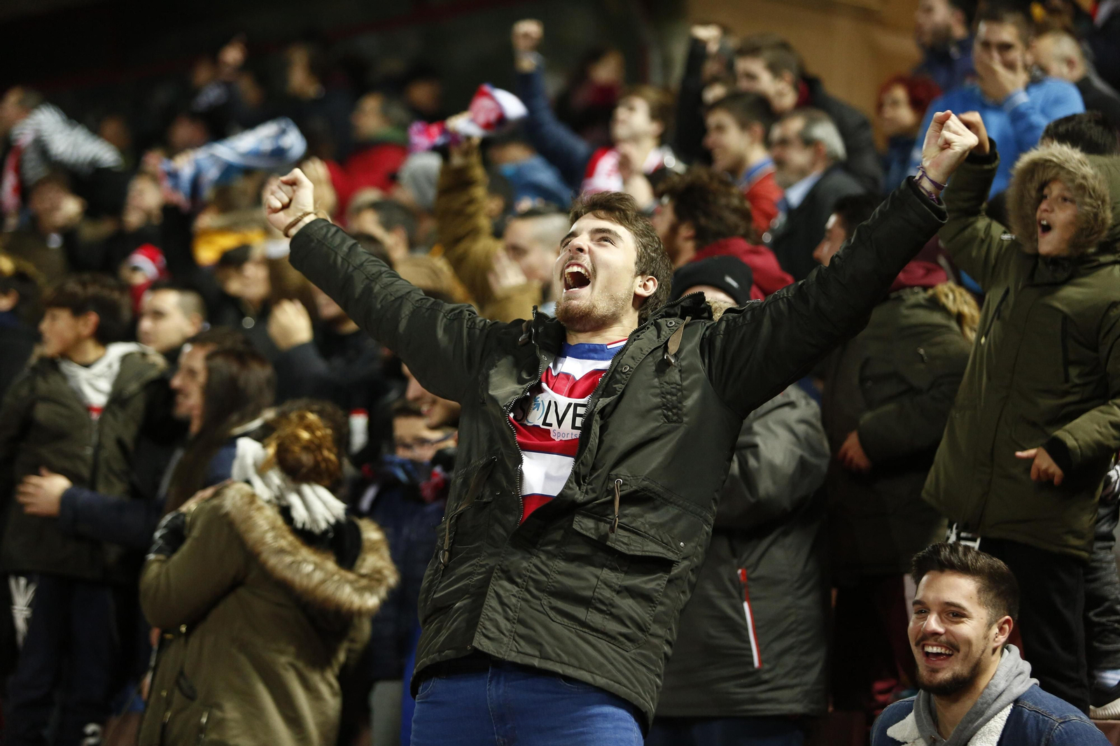 Un aficionado rojiblanco celebra el tanto de Adrián Ramos ante el Sporting.